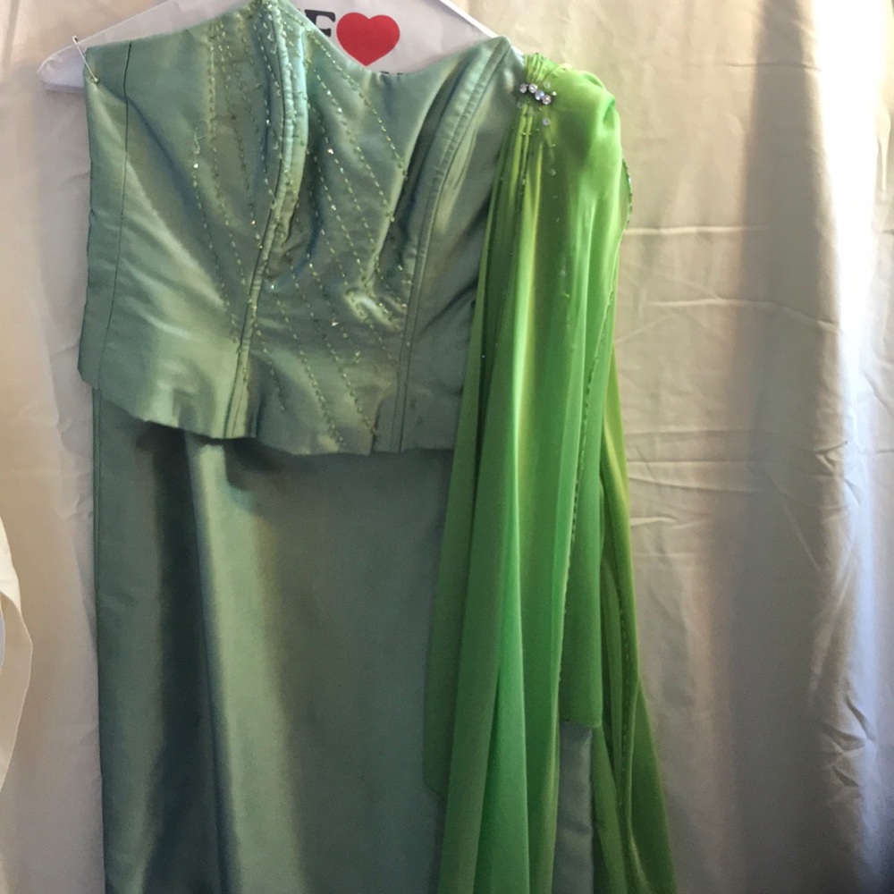 Gorgeous mermaid green 3 piece gown.
